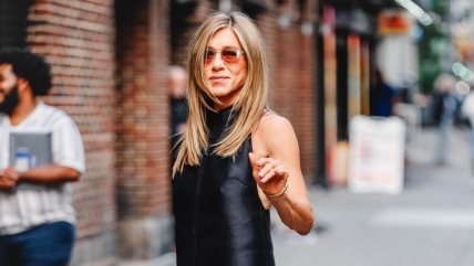 Dženifer Aniston u kratkoj crnoj haljini i sandalama aa kaišićima