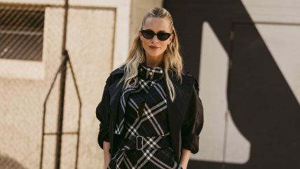 Žena u kariranoj crnoj haljini