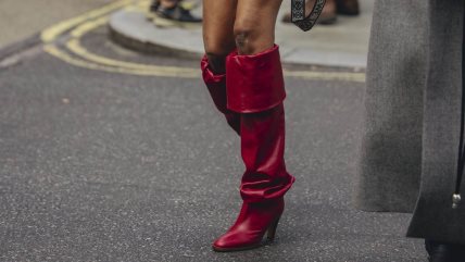Čizme sa naborima su hit za jesen 2025.