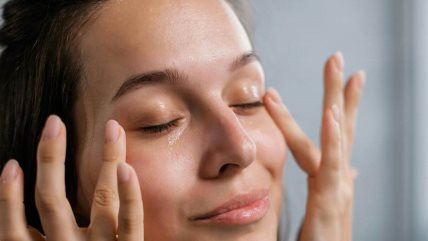 Žena stavlja kremu ispod očiju na podočnjake