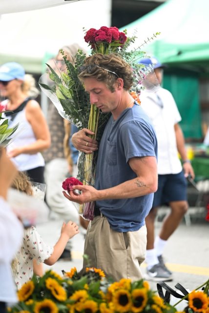 Glumac Jeremy Allen White sa cvećem