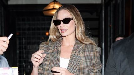 Margot Robbie u pepito sakou, farmerkama i sa crnom torbom