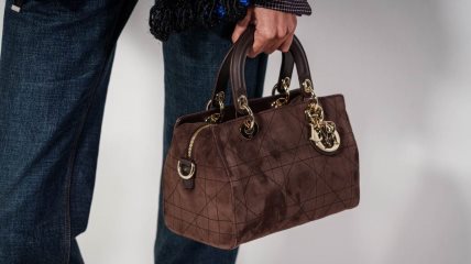 Braon Christian Dior torba u krupnom planu