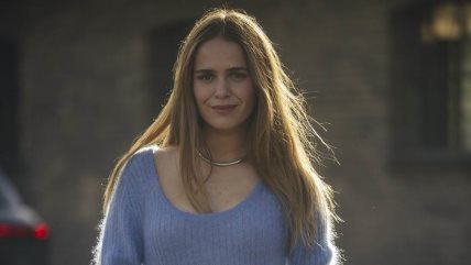 Devojka u plavoj dugačkoj džemper-haljini.