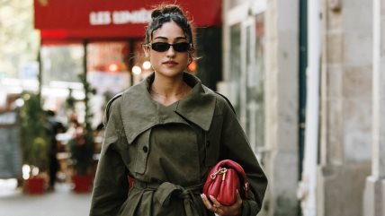 devojka u Parizu u modnoj kombinaciji