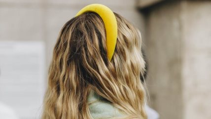 Krupan kadar na talasastu balayage kosu sa žutim rajfom.