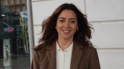 Aubrey Plaza u Njujorku, kombinujući mini suknju, blejzer i kožne mokasine.