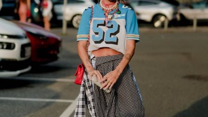 Žena obučena u kariranu suknju/košulju.