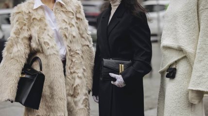 Tri devojke u jesenjim kaputima.