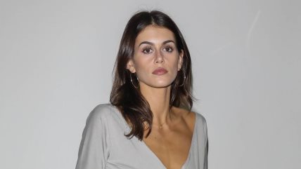 Kaia Gerber u monohromatskom sivom outfitu.