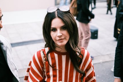 Lana Del Rey na Nedelji mode u Parizu 2025. Potpisuje autograme pre Zimmerman revije.