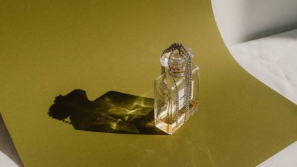 Parfem na zelenom platnu.