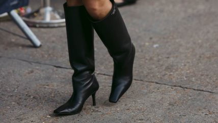 Crne čizme sa niskom štiklom.