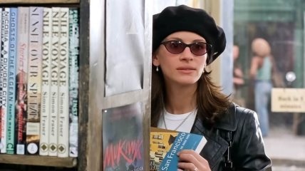 Glumica Julia Roberts sa crnom beretkom i naočarima za sunce u filmu Notting Hill.