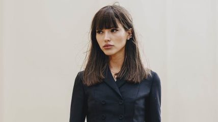 Žena u crnom odelu.