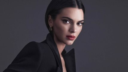 Kendall Jenner kao ambasadorka za L'Oreal Paris, a crnoj pozadini u sakou iste nijanse.