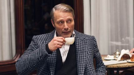 Mads Mikkelsen u pepito sivom kaputu pije kafu u okviru nove zegna kolekcije.