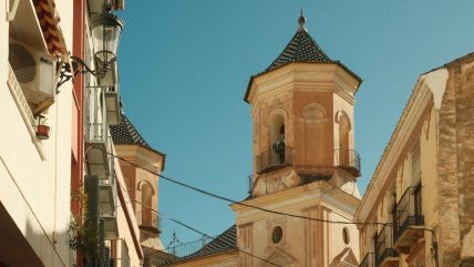 Katedratana i vedro nebo u nekom primorskom gradu.