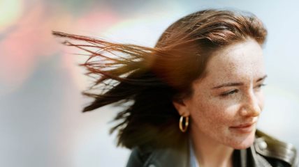 Krupan kadar žene koja gleda u stranu.