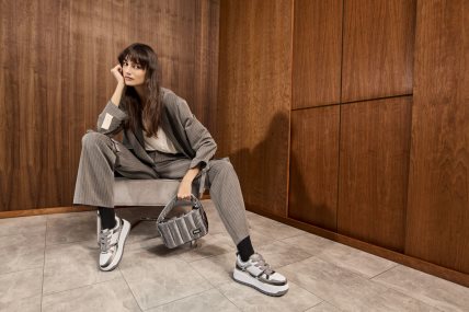 devojka u pantalonama i patikama