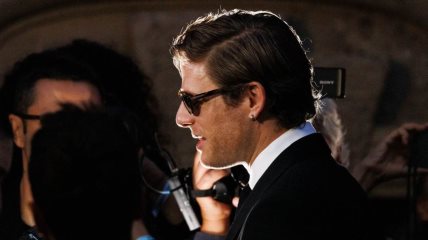 Glumac James Norton, zvezda Netflixove serije House of Guinness, u crnom odelu sa naočarima za sunce.