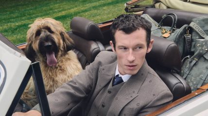 Callum Turner u retro kabrioletu sa psom za novu kampanju brenda Louis Vuitton.