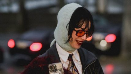 Žena sa pastelno zelenom hibridnom kapom, koja predstavlja spoj kape i šala.