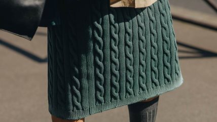 Žena u zelenoj pletenoj vunenoj suknji.