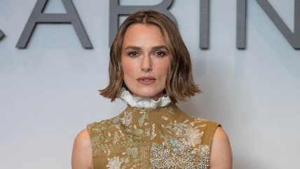 Keira Knightley u haljini senf boje na specijalnoj projekciji filma The Woman in Cabin 10.