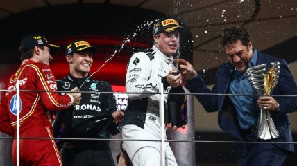 Scena iz filma F1:The Movie, na njoj su Charles Leclerc, George Russell, Javier Bardem i Brad Pitt.