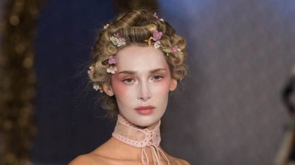 Krupan kadar manekenke našminkane kao poslednja francuska kraljica Marie Antoinette, na Fashion Weeku u Londonu.