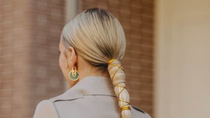 Krupan kadar na ženu čija je svetloplava kosa uvijena u pletenicu.