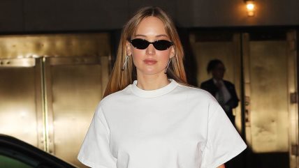 Glumica Jennifer Lawrence u crnoj suknji i beloj majici u New Yorku.