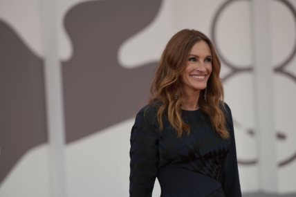 Glumica Julia Roberts u beloj košulji i crnom odelu na premijeri filma After the Hunt na BFI Filmskom festivalu u Londonu.