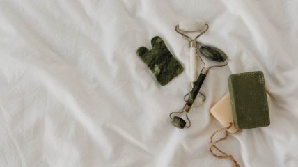 Na beloj pozadini su dva rolera za lice i dva sapuna.