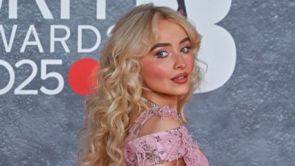 Pevačica Sabrina Carpenter u roze haljini na dodeli BRIT Awards 2025 u Londonu.