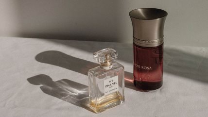 Dva parfema na beloj pozadini. Jedan je Chanel drugi je nepoznat u roze bočici.