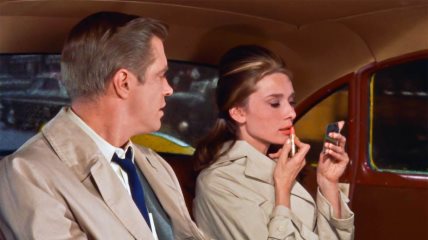 Audrey Hepburn and George Peppard  u filmu Breakfast at Tiffany's. Dok se voze taksijem ona nanosi karmin.