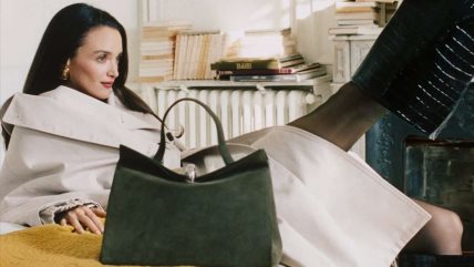 Manekenka i glumica Charlotte Le Bon leži na krevetu, pored nje je torba iz nove Jacquemus kolekcije.