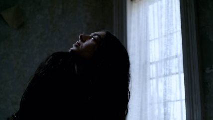 Charli xcx u spotu za pesmu House kao deo soundtracak za film Wuthering Heights.