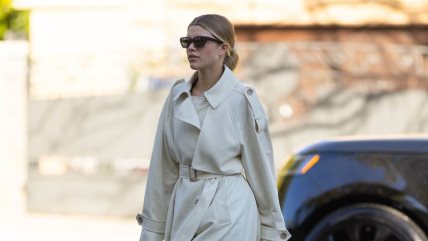 Sofia Richie u bež  trench mantilu.