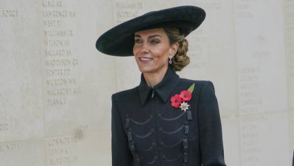 Kate Middleton u crnom coatdressu i punđi sa strane.