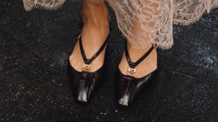 crne cipele na asfaltu