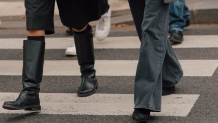 dve žene koračaju pešačkim prelazom