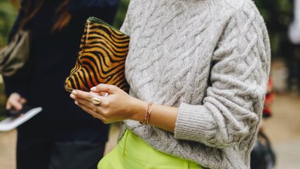 Žena u sivom džemperu sa efektom četkanja.