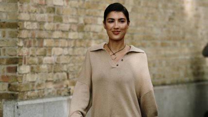 Devojka u krem haljini