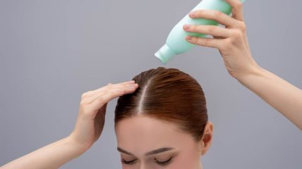 DEVOJKA SA CRVENOM KOSOM