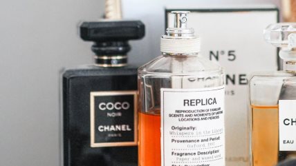 Poređani parfemi različitih brendova: Coco Chanel, Replica.