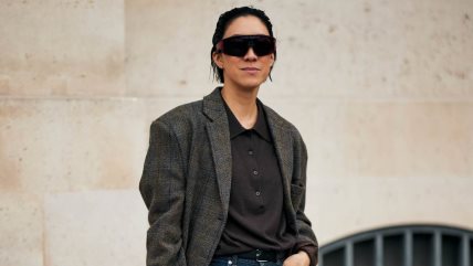 devojka u sakou i polo majici sa naočarima za sunce