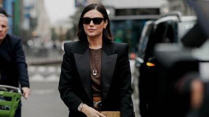 Žena u crnom sakou i braon majici.